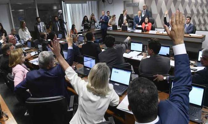 Após quase nove horas de debate, comissão aprovou texto principal por 18 votos a 7. Sugestões para PEC paralela tiveram unanimidade(foto: Marcos Oliveira/Agencia Senado) Após quase nove horas de debate, comissão aprovou texto principal por 18 votos a 7. Sugestões para PEC paralela tiveram unanimidade(foto: Marcos Oliveira/Agencia Senado)