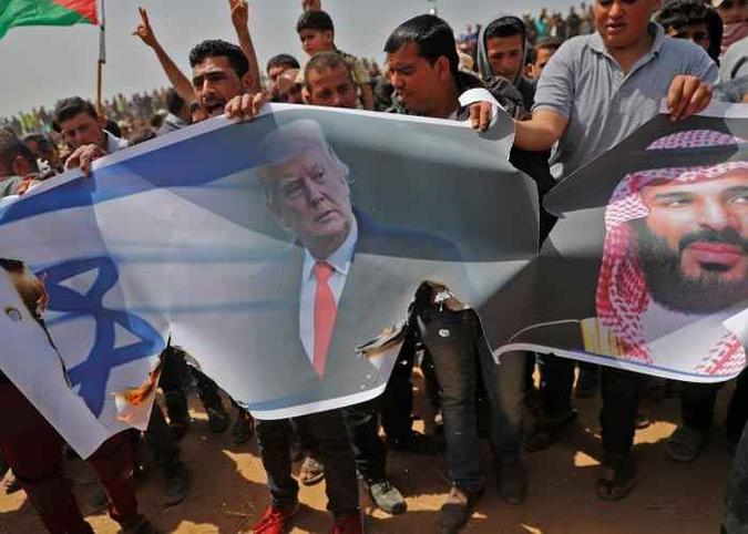 Palestinos se preparam para incendiar uma bandeira israelense e retratos do presidente dos EUA, Donald Trump, e do príncipe herdeiro saudita Mohammed bin Salman, durante um protesto na fronteira com Israel (foto: AFP / Thomas COEX ) Palestinos se preparam para incendiar uma bandeira israelense e retratos do presidente dos EUA, Donald Trump, e do príncipe herdeiro saudita Mohammed bin Salman, durante um protesto na fronteira com Israel (foto: AFP / Thomas COEX )