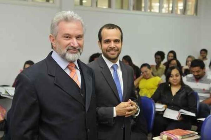 O coordenador Diaulas Ribeiro e o professor Gustavo Lopes (foto: Minervino Junior) O coordenador Diaulas Ribeiro e o professor Gustavo Lopes (foto: Minervino Junior)