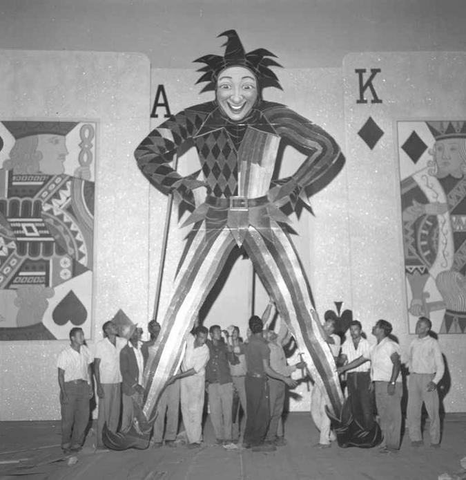 Teatro Nacional de Brasília decorado para a festa, em 1964(foto: Arquivo Público do Distrito Federal/Divulgação) Teatro Nacional de Brasília decorado para a festa, em 1964(foto: Arquivo Público do Distrito Federal/Divulgação)