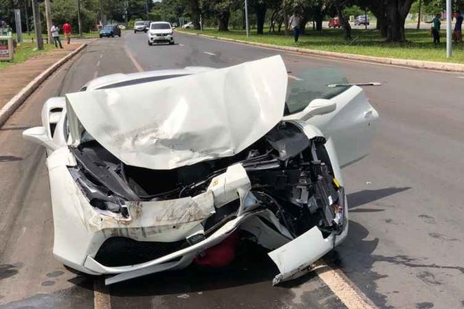 A frente da Ferrari ficou destruída após colidir com a traseira de um Citröen(foto: PMDF/Divulgação) A frente da Ferrari ficou destruída após colidir com a traseira de um Citröen(foto: PMDF/Divulgação)