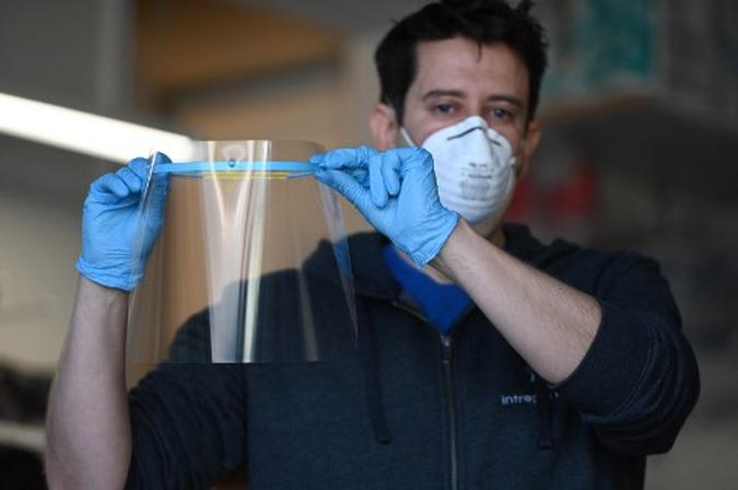 Jeremy Reitman exibe um escudo facial de equipamento de proteção pessoal (EPI) de qualidade médica para médicos e enfermeiros, que ele fabricou em sua garagem em impressoras 3D em Calabasas, Califórnia, EUA.(foto: Robyn Beck / AFP) Jeremy Reitman exibe um escudo facial de equipamento de proteção pessoal (EPI) de qualidade médica para médicos e enfermeiros, que ele fabricou em sua garagem em impressoras 3D em Calabasas, Califórnia, EUA.(foto: Robyn Beck / AFP)