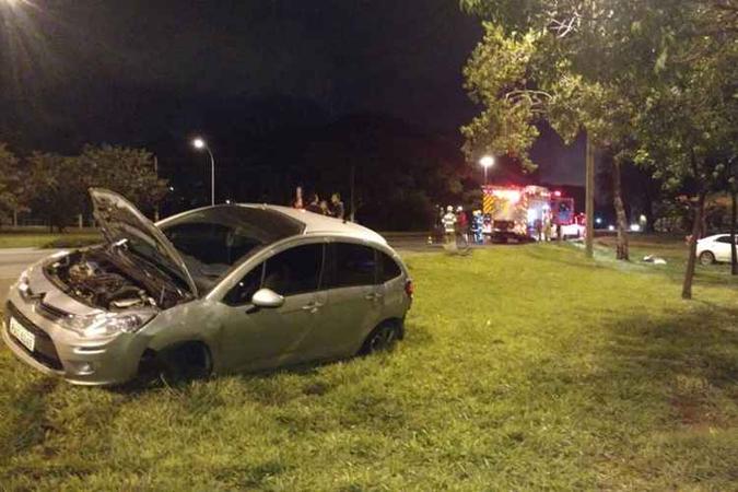 O acidente aconteceu por volta de meia-noite, na DF-003(foto: CBMDF/Divulgação) O acidente aconteceu por volta de meia-noite, na DF-003(foto: CBMDF/Divulgação)