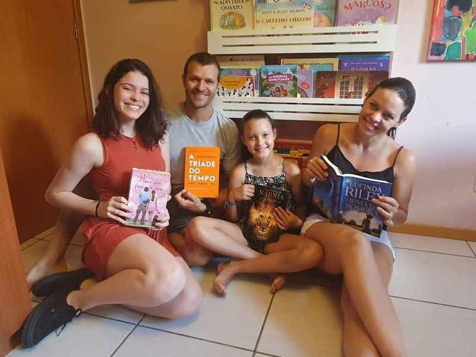 Para a família Ferraz, ler em conjunto se tornou mais que atividade intelectual. É um traço de união de todos em torno dos livros(foto: Rayssa Brito/Esp. CB/D.A Press) Para a família Ferraz, ler em conjunto se tornou mais que atividade intelectual. É um traço de união de todos em torno dos livros(foto: Rayssa Brito/Esp. CB/D.A Press)