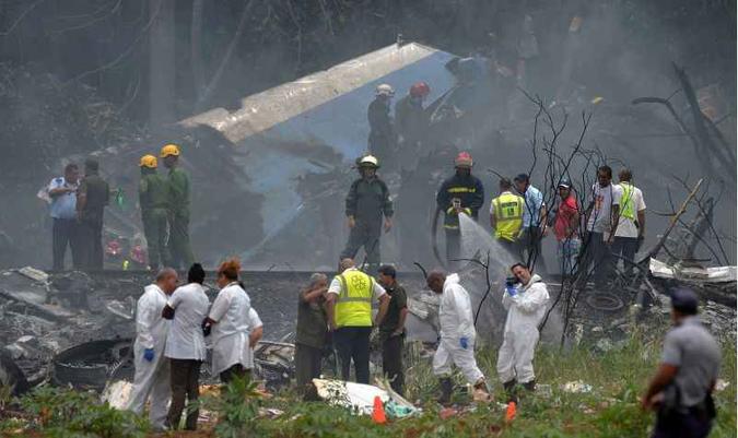 Avião caiu pouco depois de decolar da capital do país, com 113 pessoas a bordo(foto: Yamil Lage/AFP) Avião caiu pouco depois de decolar da capital do país, com 113 pessoas a bordo(foto: Yamil Lage/AFP)