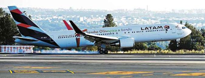 A Latam vai transferir 1,2 mil funcionários para outras empresas parceiras que vão assumir parte das operações em terra(foto: Evaristo Sá/AFP) A Latam vai transferir 1,2 mil funcionários para outras empresas parceiras que vão assumir parte das operações em terra(foto: Evaristo Sá/AFP)