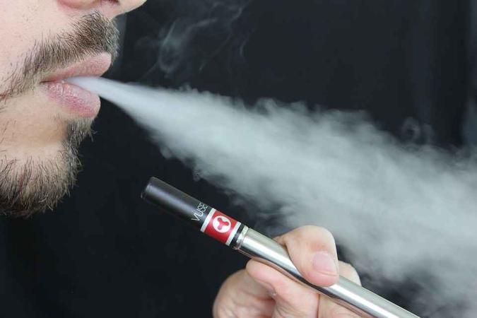 No relatório divulgado ontem, os especialistas destacam que 33,8% dos estudantes de ensino médio já usaram esse tipo de cigarro nos Estados Unidos(foto: Reprodução) No relatório divulgado ontem, os especialistas destacam que 33,8% dos estudantes de ensino médio já usaram esse tipo de cigarro nos Estados Unidos(foto: Reprodução)