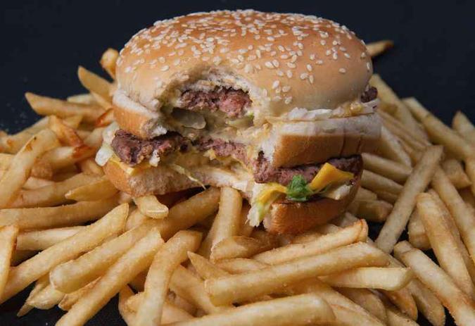 Estudo mostra que a preferência por alimentos pouco saudáveis vai além da falta de força de vontade(foto: Paul J. Richards/AFP - 2/11/10 ) Estudo mostra que a preferência por alimentos pouco saudáveis vai além da falta de força de vontade(foto: Paul J. Richards/AFP - 2/11/10 )
