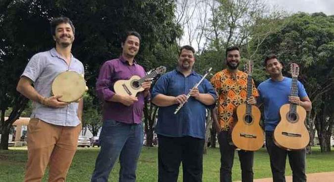 Sérgio Morais (centro), com o quarteto que o acompanha nesta sexta-feira: Pixinguinha, Sivuca e Jacob do Bandolim no repertório(foto: Marina Oliveira/Divulgação) Sérgio Morais (centro), com o quarteto que o acompanha nesta sexta-feira: Pixinguinha, Sivuca e Jacob do Bandolim no repertório(foto: Marina Oliveira/Divulgação)