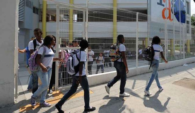 Os muros altos e cinzentos do passado foram substituídos por uma grade(foto: Vanderlei Lima/AFP) Os muros altos e cinzentos do passado foram substituídos por uma grade(foto: Vanderlei Lima/AFP)