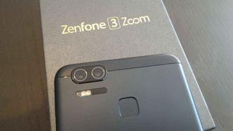 Apesar de potente, a lente do Zenfone 3 Zoom é discreta em relação ao corpo do aparelho(foto: Geison Guedes/Esp.CB/DA Press) Apesar de potente, a lente do Zenfone 3 Zoom é discreta em relação ao corpo do aparelho(foto: Geison Guedes/Esp.CB/DA Press)