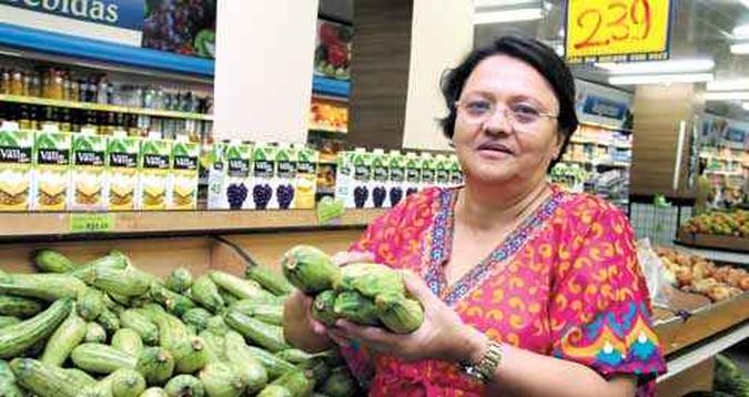 A dona de casa Oneyde Maria Milhomem protesta contra a rotina de aumentos generalizados no supermercado, sobretudo de artigos básicos: A dona de casa Oneyde Maria Milhomem protesta contra a rotina de aumentos generalizados no supermercado, sobretudo de artigos básicos: