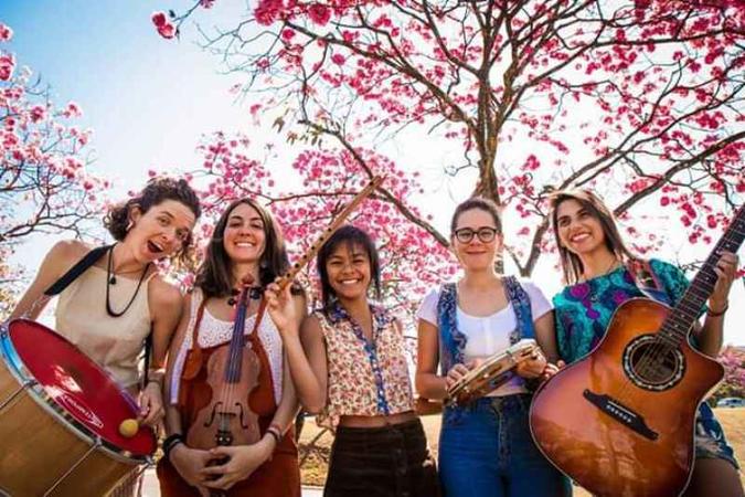 O fascínio pela cultura popular nordestina conquistou as amigas e artistas da banda As Fulô do Cerrado(foto: As Fulo do Cerrado/Divulgação) O fascínio pela cultura popular nordestina conquistou as amigas e artistas da banda As Fulô do Cerrado(foto: As Fulo do Cerrado/Divulgação)