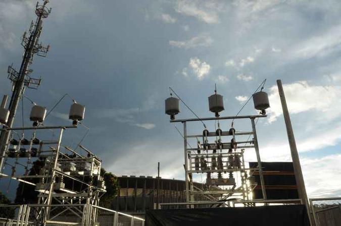 Homem sofreu choque de 13.800 volts e caiu de uma altura de três metros(foto: Zuleika de Souza/CB/D.A Press) Homem sofreu choque de 13.800 volts e caiu de uma altura de três metros(foto: Zuleika de Souza/CB/D.A Press)