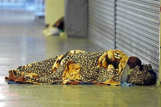 Pessoas em situação de rua buscam abrigo sob uma das marquises do maior terminal rodoviário do DF (foto: Ed Alves/CB/D.A Press) Pessoas em situação de rua buscam abrigo sob uma das marquises do maior terminal rodoviário do DF (foto: Ed Alves/CB/D.A Press)