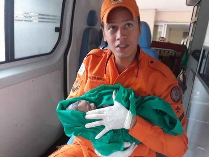 Bombeiros socorreram as duas mulheres depois que elas fizeram os partos(foto: Reprodução/CBMDF) Bombeiros socorreram as duas mulheres depois que elas fizeram os partos(foto: Reprodução/CBMDF)