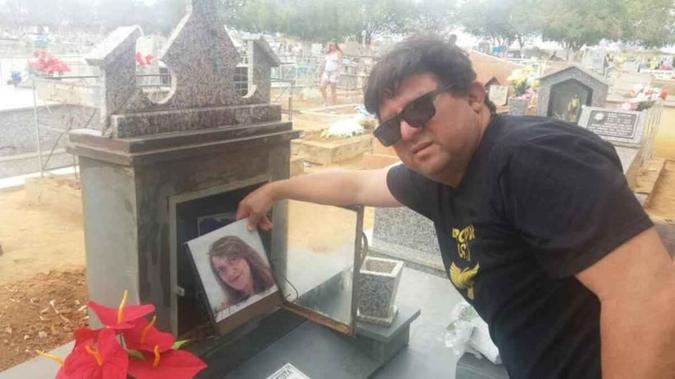 Luiz Carlos Batista, marido da professora Heley Abreu, identifica o túmulo com foto da mulherLuiz Ribeiro/EM/D.A. Press Luiz Carlos Batista, marido da professora Heley Abreu, identifica o túmulo com foto da mulherLuiz Ribeiro/EM/D.A. Press