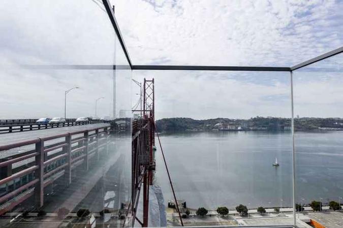 Plataforma de vidro permite admirar a paisagem em diferentes ângulos (foto: verportugal.net) Plataforma de vidro permite admirar a paisagem em diferentes ângulos (foto: verportugal.net)