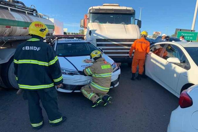 Uma viatura da Polícia Militar esteve envolvida no aciadente.(foto: Divulgação/CBM-DF) Uma viatura da Polícia Militar esteve envolvida no aciadente.(foto: Divulgação/CBM-DF)