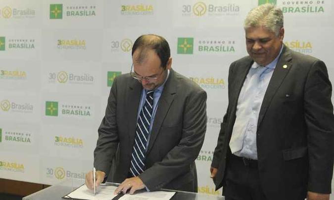 O secretário de Justiça e Cidadania e o superintendente dos Correios no Distrito Federal assinaram o acordo (foto: Gabriel Jabur/Agência Brasília) O secretário de Justiça e Cidadania e o superintendente dos Correios no Distrito Federal assinaram o acordo (foto: Gabriel Jabur/Agência Brasília)