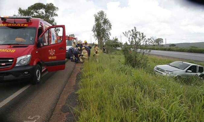 Um dos carros envolvidos no acidente foi parar somente no canteiro central da rodovia(foto: Corpo de Bombeiros/ divulgação) Um dos carros envolvidos no acidente foi parar somente no canteiro central da rodovia(foto: Corpo de Bombeiros/ divulgação)