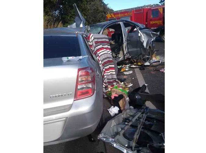 Dois carros de passeio bateram de frente na BR-020, perto de Flores de Goiás: seis pessoas morreram e duas ficaram feridas(foto: Divulgação/Corpo de Bombeiros de Formosa (GO)) Dois carros de passeio bateram de frente na BR-020, perto de Flores de Goiás: seis pessoas morreram e duas ficaram feridas(foto: Divulgação/Corpo de Bombeiros de Formosa (GO))