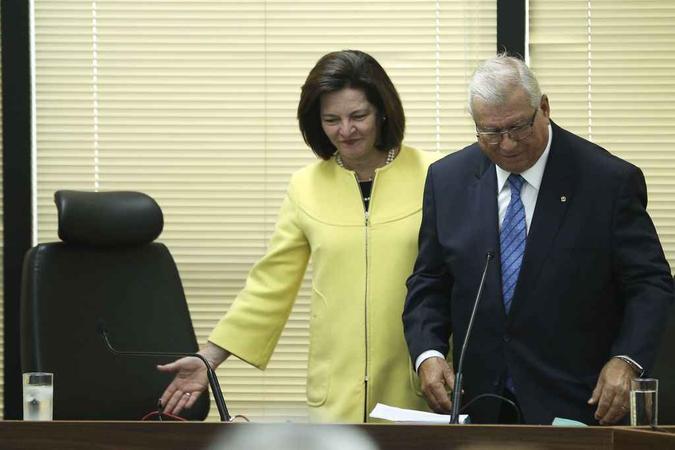 Raquel Dodge transmite o cargo ao subprocurador-geral da PGR (foto: José Cruz/Agência Brasil) Raquel Dodge transmite o cargo ao subprocurador-geral da PGR (foto: José Cruz/Agência Brasil)