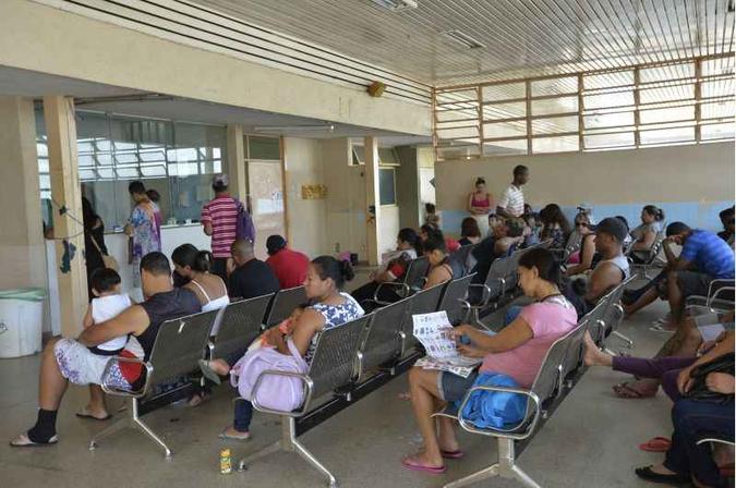 Sala de espera lotada no Hospital Regional de Ceilândia: chefe do Buriti quer responsabilizar os distritais pelas mortes na Saúde(foto: Marcelo Ferreira/CB/D.A Press - 7/8/18) Sala de espera lotada no Hospital Regional de Ceilândia: chefe do Buriti quer responsabilizar os distritais pelas mortes na Saúde(foto: Marcelo Ferreira/CB/D.A Press - 7/8/18)