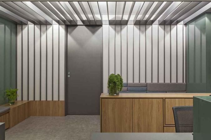 Nesse projeto do escritório Botti Arquitetura, a porta cinza não tinha como função se destacar, mas, sim, harmonizar e combinar com o resto do espaço sóbrio e moderno(foto: Henrique Queiroga ) Nesse projeto do escritório Botti Arquitetura, a porta cinza não tinha como função se destacar, mas, sim, harmonizar e combinar com o resto do espaço sóbrio e moderno(foto: Henrique Queiroga )