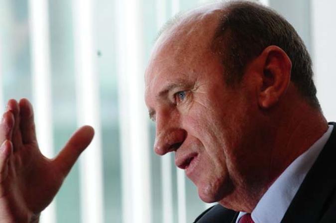 Para o ministro Neri Geller, o consumidor tem que deixar de comprar e esperar até que os preços baixem (foto: Bruno Peres/CB/D.A Press) Para o ministro Neri Geller, o consumidor tem que deixar de comprar e esperar até que os preços baixem (foto: Bruno Peres/CB/D.A Press)