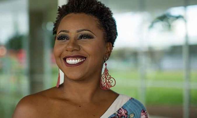 Cris Pereira é uma das artistas à frente da roda em celebração ao Dia Nacional do Samba(foto: Guto Martins/Divulgação) Cris Pereira é uma das artistas à frente da roda em celebração ao Dia Nacional do Samba(foto: Guto Martins/Divulgação)