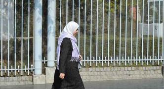 O hijab é uma vestimenta tradicional da religião muçulmana: era proibido usar qualquer objeto que cubra as orelhas na foto oficial da CNH (foto: Miguel Medina/AFP) O hijab é uma vestimenta tradicional da religião muçulmana: era proibido usar qualquer objeto que cubra as orelhas na foto oficial da CNH (foto: Miguel Medina/AFP)