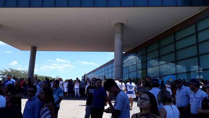 Cerca de 300 pessoas aguardam sessão que votará ampliação do modelo de gestão do Hospital de Base para outras unidades da saúde(foto: Luiz Calcagno/CB./D.A. Press) Cerca de 300 pessoas aguardam sessão que votará ampliação do modelo de gestão do Hospital de Base para outras unidades da saúde(foto: Luiz Calcagno/CB./D.A. Press)