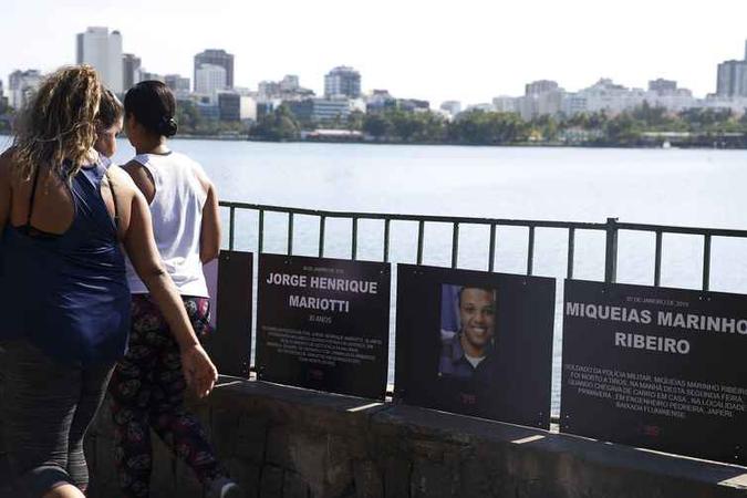 Fotos dos PMs Mariotti e Miqueias chamam a atenção de quem passa pela Lagoa (foto: Tomaz Silva/Agência Brasil) Fotos dos PMs Mariotti e Miqueias chamam a atenção de quem passa pela Lagoa (foto: Tomaz Silva/Agência Brasil)