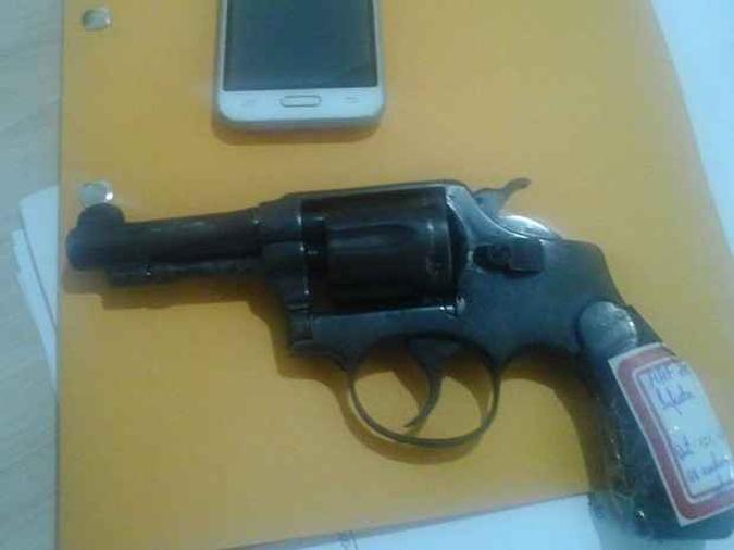 A tia do acusado estava com arma usada pelo sobrinho no crime, segundo a polícia (foto: PCGO/Divulgação) A tia do acusado estava com arma usada pelo sobrinho no crime, segundo a polícia (foto: PCGO/Divulgação)