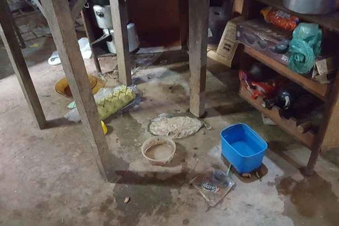 No local havia muita sujeira e lixo espalhado pelo chão(foto: Polícia Militar/Divulgação) No local havia muita sujeira e lixo espalhado pelo chão(foto: Polícia Militar/Divulgação)