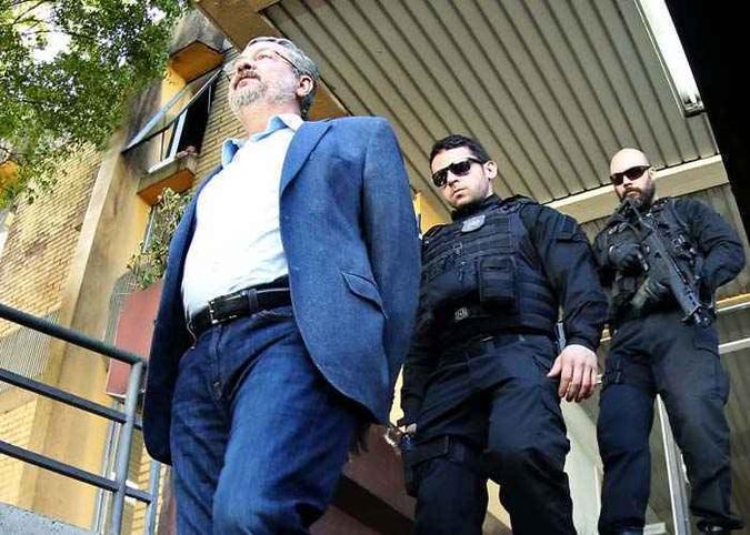 Palocci, quando foi preso pela Polícia Federal em setembro do ano passado: ex-ministro dos governos Lula e Dilma assombra o PT(foto: AFP PHOTO / Heuler Andrey ) Palocci, quando foi preso pela Polícia Federal em setembro do ano passado: ex-ministro dos governos Lula e Dilma assombra o PT(foto: AFP PHOTO / Heuler Andrey )