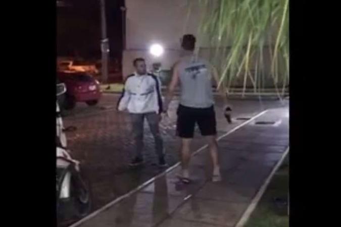 Após agressão a um entregador de aplicativo por um policial militar em frente a um condomínio na QI 12 de Taguatinga Norte, motoboys marcam manifestação nesta sexta-feira (24/1)(foto: Divulgação/arquivo pessoal) Após agressão a um entregador de aplicativo por um policial militar em frente a um condomínio na QI 12 de Taguatinga Norte, motoboys marcam manifestação nesta sexta-feira (24/1)(foto: Divulgação/arquivo pessoal)
