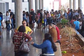Passageiros andaram quase 1km para pegar o metrô nas estações Ceilândia Sul ou Centro(foto: Minervino Junior/CB/D.A Press) Passageiros andaram quase 1km para pegar o metrô nas estações Ceilândia Sul ou Centro(foto: Minervino Junior/CB/D.A Press)