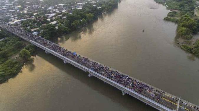 Hondurenhos aguardam em ponte que liga o país ao México(foto: Pedro Pardo/AFP) Hondurenhos aguardam em ponte que liga o país ao México(foto: Pedro Pardo/AFP)