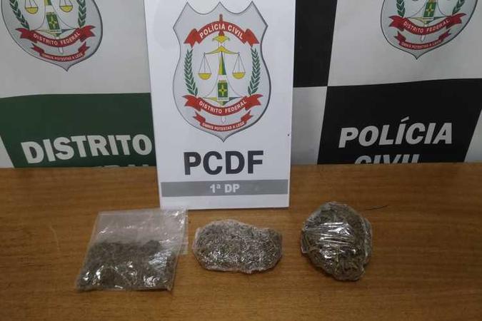 Traficante foi preso no momento em que ia entregar droga a cliente na W3 Sul(foto: PCDF/Divulgação) Traficante foi preso no momento em que ia entregar droga a cliente na W3 Sul(foto: PCDF/Divulgação)