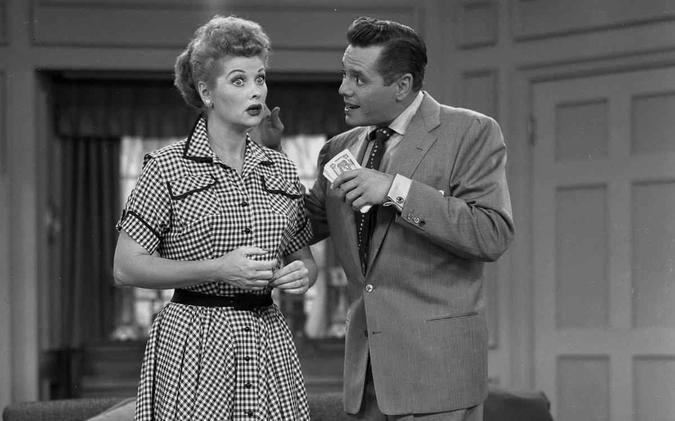 I love Lucy: Criada pela emissora norte-americana CBS, a produção foi exibida de 1951 a 1957 e se tornou a sitcom mais assistida dos EUA, com 22 indicações ao Emmy. Inspirada no programa de rádio My favorite husband (Meu marido favorito, em tradução livre), a história acompanhava Lucy e seu marido Ricky.Reprodução/Internet I love Lucy: Criada pela emissora norte-americana CBS, a produção foi exibida de 1951 a 1957 e se tornou a sitcom mais assistida dos EUA, com 22 indicações ao Emmy. Inspirada no programa de rádio My favorite husband (Meu marido favorito, em tradução livre), a história acompanhava Lucy e seu marido Ricky.Reprodução/Internet