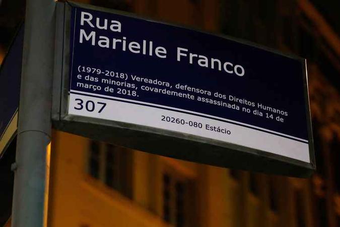 Placa em homenagem à vereadora Marielle Franco no centro da cidade que foi destruída (foto: Fernando Frazão/Agência Brasil) Placa em homenagem à vereadora Marielle Franco no centro da cidade que foi destruída (foto: Fernando Frazão/Agência Brasil)