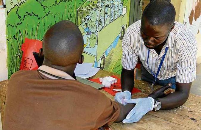 Pesquisador faz teste de HIV em voluntário: a ingestão de antirretroviral subiu de 0% para 69% ao longo do estudo, de 2003 a 2016(foto: Rakai Health Sciences Program/Divulgação) Pesquisador faz teste de HIV em voluntário: a ingestão de antirretroviral subiu de 0% para 69% ao longo do estudo, de 2003 a 2016(foto: Rakai Health Sciences Program/Divulgação)