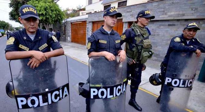 A casa onde o ex-presidente mora com sua família, localizada em Surco, foi cercada por policiais enquanto a Procuradoria notificava sua apreensão(foto: Cris Bouroncle/AFP ) A casa onde o ex-presidente mora com sua família, localizada em Surco, foi cercada por policiais enquanto a Procuradoria notificava sua apreensão(foto: Cris Bouroncle/AFP )