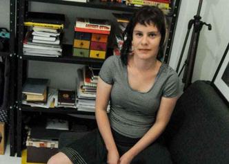 'Esse dinheiro foi essencial para fazer a mudança. Ajudou não só no transporte dos móveis que eu já tinha, mas a comprar um sofá e armários', diz Havany Melo, professora (foto: Bárbara Cabral/Esp. CB/D.A Press ) 'Esse dinheiro foi essencial para fazer a mudança. Ajudou não só no transporte dos móveis que eu já tinha, mas a comprar um sofá e armários', diz Havany Melo, professora (foto: Bárbara Cabral/Esp. CB/D.A Press )