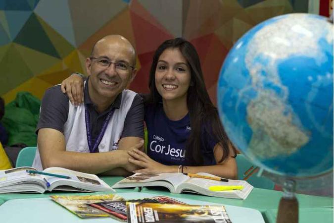 Og de Olivera e Júlia, pai e professor: desenvolver um olhar mais delicado sobre a vida escolar da filha(foto: Vinicius Cardoso Vieira/Esp. CB/D.A Press) Og de Olivera e Júlia, pai e professor: desenvolver um olhar mais delicado sobre a vida escolar da filha(foto: Vinicius Cardoso Vieira/Esp. CB/D.A Press)