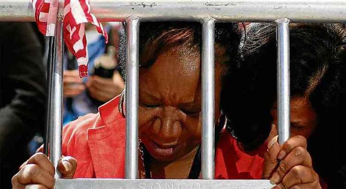 Eleitora desolada na madrugada da derrota de Hillary Clinton: os órfãos de Obama passam para a oposição e ficam em minoria no Congresso(foto: Win Mcnamee /AFP) Eleitora desolada na madrugada da derrota de Hillary Clinton: os órfãos de Obama passam para a oposição e ficam em minoria no Congresso(foto: Win Mcnamee /AFP)