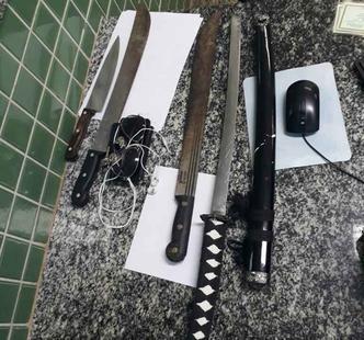 Segundo a PM, o aluno levou uma faca, dois facões e uma espada para a escola, dentro de uma caixa(foto: PMDF/Divulgação) Segundo a PM, o aluno levou uma faca, dois facões e uma espada para a escola, dentro de uma caixa(foto: PMDF/Divulgação)