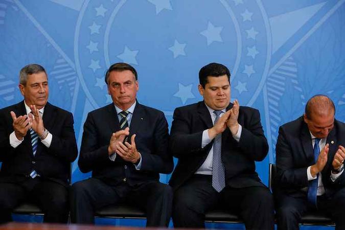 Bolsonaro e Alcolumbre em cerimônia no Palácio do Planalto nesta terça-feira (18/2)(foto: Isac Nóbrega/PR) Bolsonaro e Alcolumbre em cerimônia no Palácio do Planalto nesta terça-feira (18/2)(foto: Isac Nóbrega/PR)